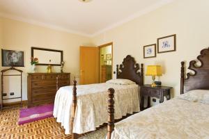 una camera da letto con due letti e un comò di Charming Villa Viana do Castelo a Viana do Castelo