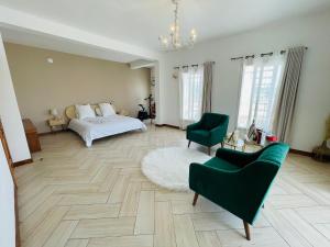 ein Schlafzimmer mit einem Bett, einer Couch und einem Sessel in der Unterkunft Tia Vahine in Ivato