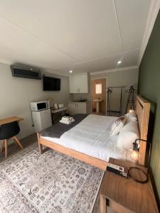 Postel nebo postele na pokoji v ubytování Nahoon View, Prince Room