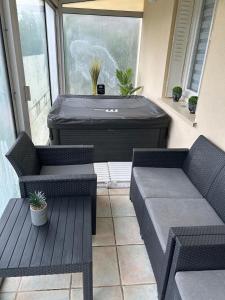 Fotografie z fotogalerie ubytování Jolie Villa indépendante climatisée 3 chambres tout confort 6 couchages, piscine chauffée 4 X 8 disponible selon météo de Mai à fin Septembre, Jacuzzi 4 places, boulodrome éclairé, ping-pong, wifi, proche commerces Animaux domestiques sur demande v destinaci Bretenoux