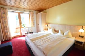 Postel nebo postele na pokoji v ubytování Gästehaus Sonnenbichl
