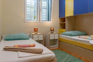 Ένα ή περισσότερα κρεβάτια σε δωμάτιο στο Apartments Mia's Terrace In The Sun