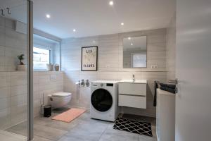 Et badeværelse på Modernes, stilvolles Apartment 3