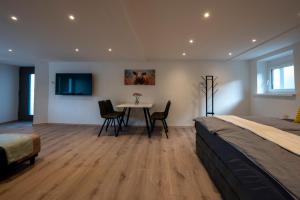 En eller flere senge i et værelse på Modernes, stilvolles Apartment 3