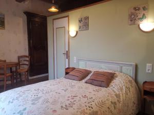 Giường trong phòng chung tại Le haut Manoir