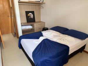 une chambre avec un lit avec des draps bleus et blancs dans l'établissement Excelente em Itacimirim novo, à Camassari 55 autres photos