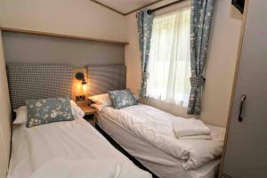 Ένα ή περισσότερα κρεβάτια σε δωμάτιο στο Busy Bees Lodge - Free Hoburne Passes +25 φωτογραφίες