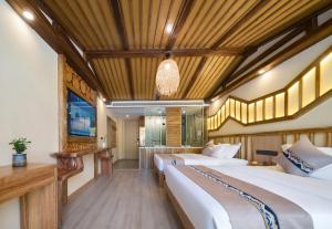 HanqiyuFenglin Woodhouse B&B in Wulingyuan District, Zhangjiajie的一间卧室设有两张床和木制天花板