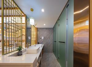 HanqiyuFenglin Woodhouse B&B in Wulingyuan District, Zhangjiajie的配有两个水槽和两面镜子的浴室