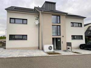 KraichtalにあるVilla Auenlandの前に車が駐車されている白い家