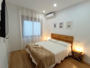 ein Schlafzimmer mit einem Bett und einem Fenster in der Unterkunft Casita El Lagar in Estepona