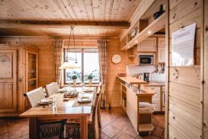a kitchen with a table and chairs in a cabin at Schmuckstück in Hasselfelde