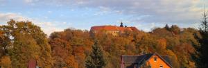 una casa en la cima de una colina con árboles en Ferienhaus Arno - Thüringer Wald, en Waltershausen