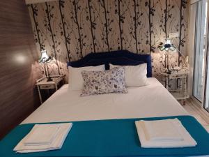 Postel nebo postele na pokoji v ubytování Ολόκληρο διαμέρισμα fully equipped apt dora comfortable holidays on the beach 50m