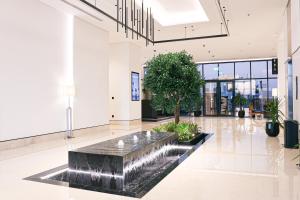 un hall d'entrée avec une fontaine au milieu d'un bâtiment dans l'établissement Hafawah Resort, à Médine 83 autres photos