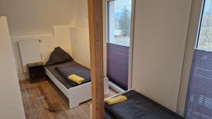 a small room with two beds and a window at Haus Unterkunft für Monteure in Budenheim, zentral gelegen in Budenheim