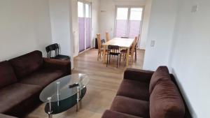 a living room with a couch and a table at Haus Unterkunft für Monteure in Budenheim, zentral gelegen in Budenheim