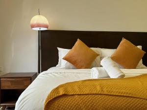 - une chambre avec un grand lit doté d'oreillers et d'une lampe dans l'établissement Twin Tower Johor Bharu JCHome By MWM, à Johor Bahru