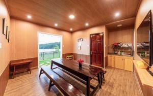Η κουζίνα ή μικρή κουζίνα στο Bebe Homestay & Garden