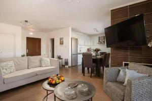 a living room with a couch and a table at Villa Kiki, Kiotari in Asklipiḯon