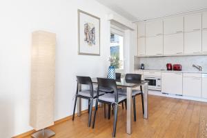 una cucina con tavolo da pranzo e sedie di VIEW Appartement including Parking ad Ascona