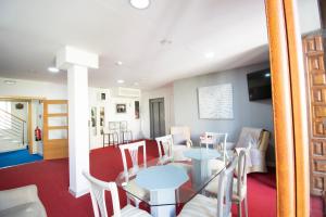 Un comedor con mesa y sillas en Hotel Manzanito, en Antequera 37 fotos más