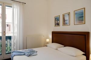 sypialnia z łóżkiem i dużym oknem w obiekcie Palazzo De Tomasi B&B w mieście Gallipoli