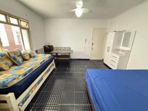 Un dormitorio con dos camas y una mesa dentro. en Pie en la arena de la playa Tupi, en Samaritá