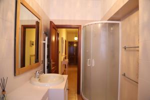 une salle de bain avec lavabo et douche dans l'établissement La casa di Federica, à Marciana Marina