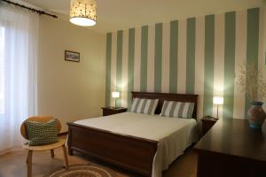 une chambre avec un lit, un bureau et une chaise dans l'établissement La casa di Federica, à Marciana Marina