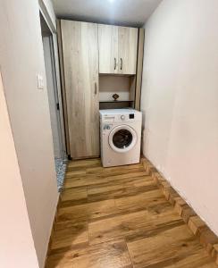 une laveuse et une sécheuse dans une petite pièce dans l'établissement Quite and Modern Studio, à Tirana