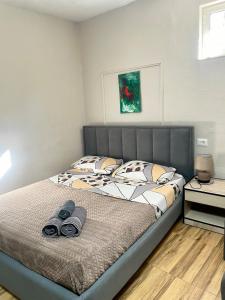 une chambre avec un lit avec deux serviettes dessus dans l'établissement Quite and Modern Studio, à Tirana