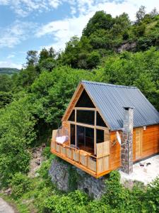 una casa en una roca con una gran ventana en Bungalow, en Çamurlu 16 fotos más