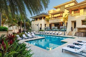 Una imagen de una villa con piscina y tumbonas. en JW Marriott Marco Island Beach Resort, en Marco Island