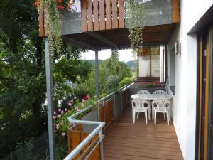 a balcony with a table and chairs on it at Ferienwohnung Braun in Seelfingen
