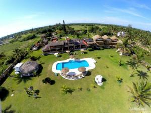 - une vue aérienne sur un complexe avec une piscine dans l'établissement Hotel Taboga Eco Boutique & Spa Costa Esmeralda, à Monte Gordo