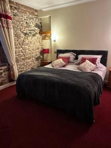 Postel nebo postele na pokoji v ubytování Ecclefechan Hotel