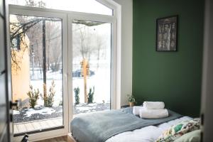 KopytówkaDomki pod Krakowem - Stare Sady的一间卧室，里面有一张床和一扇大窗户。