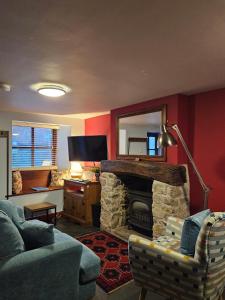 un soggiorno con divano e camino in pietra di Causeway Cottage a Cartmel