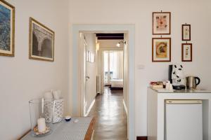 kuchnia z białymi ścianami i stołem w pokoju w obiekcie Palazzo De Tomasi B&B w mieście Gallipoli
