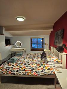 una camera con un letto con un gatto che dorme sopra di Causeway Cottage a Cartmel