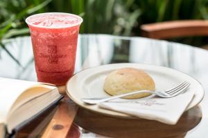 亚松森Hub Hotel Asuncion的桌子上摆着一盘食物和饮料