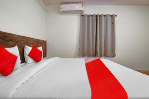 Ένα ή περισσότερα κρεβάτια σε δωμάτιο στο Hotel O R Square Bn Reddy