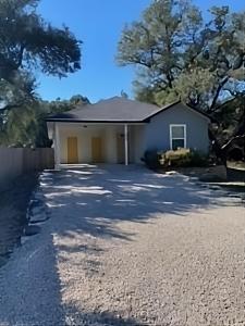ein Haus mit einer Auffahrt davor in der Unterkunft Water Oak lane in Canyon Lake