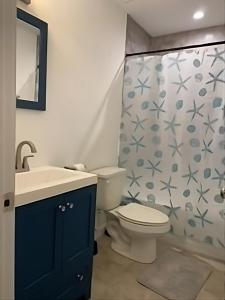 ein Badezimmer mit Toilette und Duschvorhang in der Unterkunft Water Oak lane in Canyon Lake + 7 Fotos