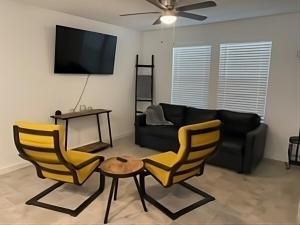 ein Wohnzimmer mit einer Couch und zwei Stühlen und einem Tisch in der Unterkunft Water Oak lane in Canyon Lake