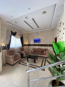 メディナにあるفندق المأمون - ALMAMOUN HOTELのソファ2つとテレビのあるリビングルーム