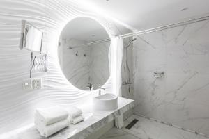 アスンシオンにあるHub Hotel Asuncionの洗面台と鏡のある白いバスルーム