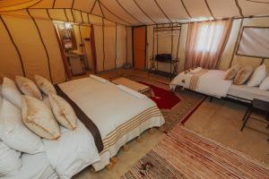 Postel nebo postele na pokoji v ubytování Kidal Camp