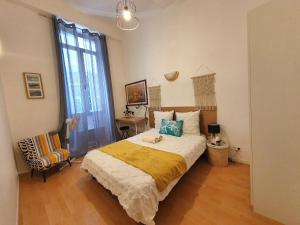 ニースにある3 rooms GEM in Old Town Niceのベッドと椅子のある寝室